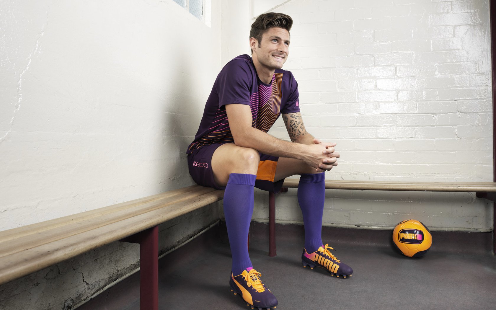 安提瓜海滩排球比赛吸引众多游客，安提瓜旅游